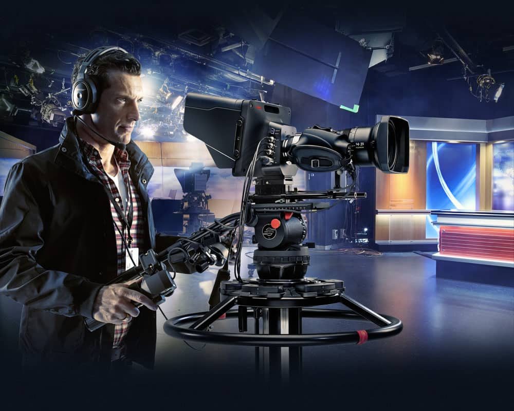 Телевизионный режиссер. Blackmagic Studio. Профессиональная видеосъемка в студии. Видеооператор в студии. Телевизионная камера студийная.